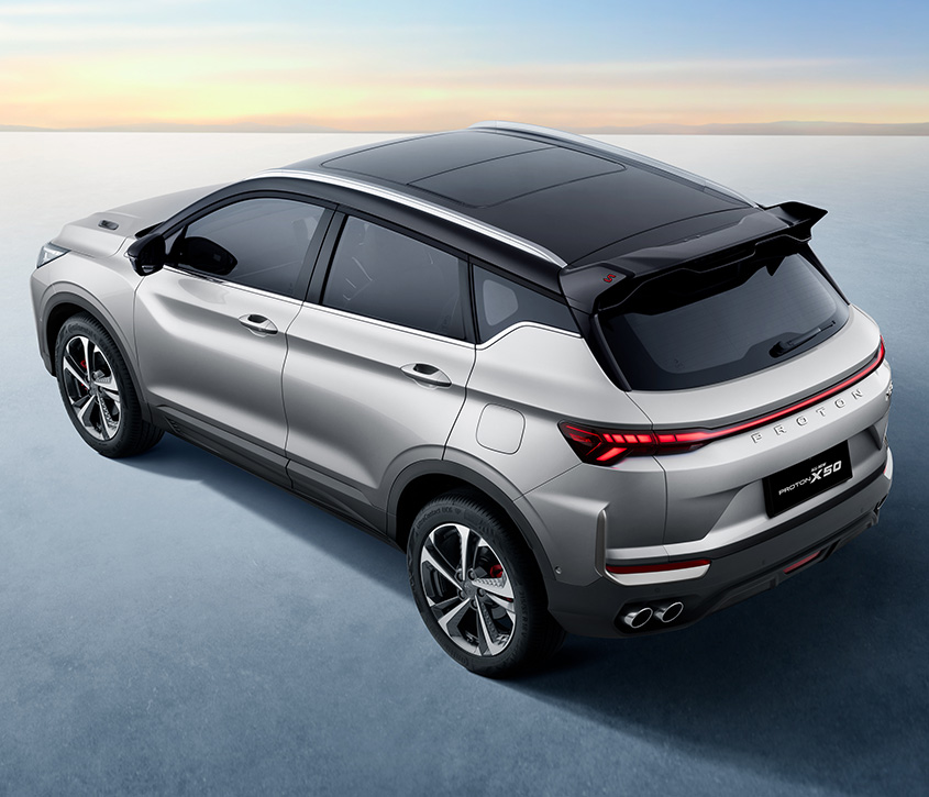 Proton X50 perak dengan bumbung dua tona dan lampu belakang LED